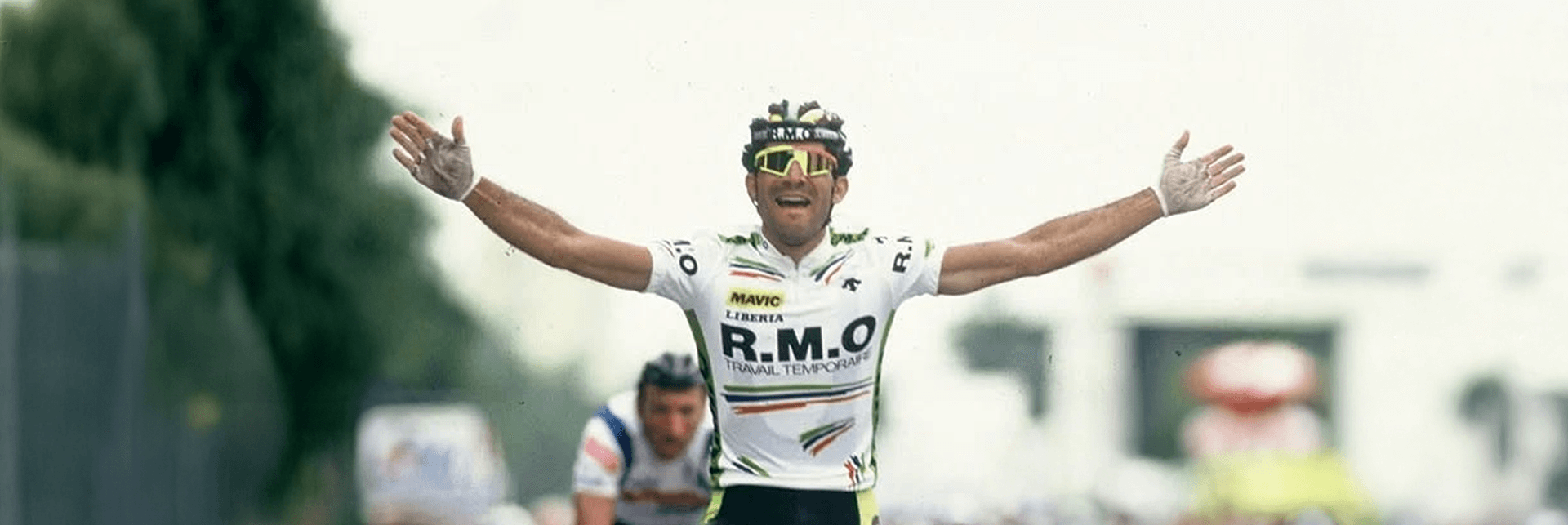 Ciclista comemorando vitória